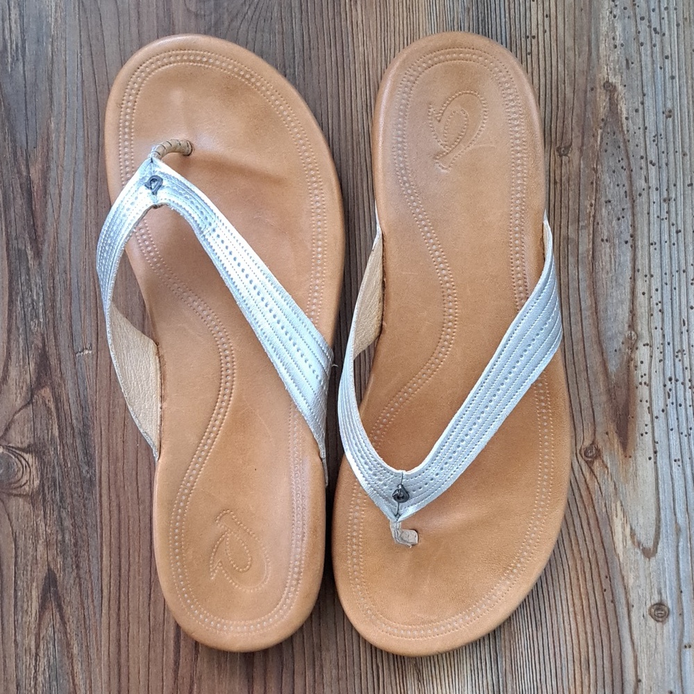 Women's OLUKAI KAPEHE Metallic Silver Leather Thong Sandals. Sz 8 1/2-9.